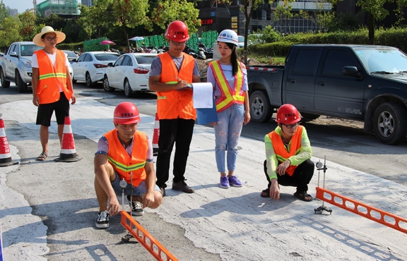 2018年8月，G220試驗路段交工驗收，測量彎沉評估路面的整體強度