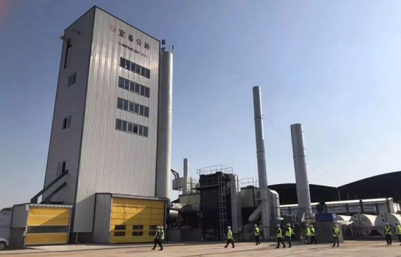 2018年10月12日，來自全國各地的筑養(yǎng)路行業(yè)專家、高?？蒲袑W者等150余人，蒞臨豐城綜合養(yǎng)護中心，現(xiàn)場觀摩全環(huán)保瀝青攪拌設(shè)備及各類環(huán)保裝置。